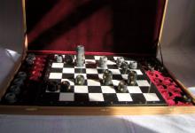 Подарочный комплект русских шахмат – «Каменное чудо»